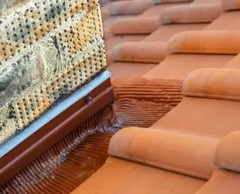 Noue en zinc entre deux pans de tuiles